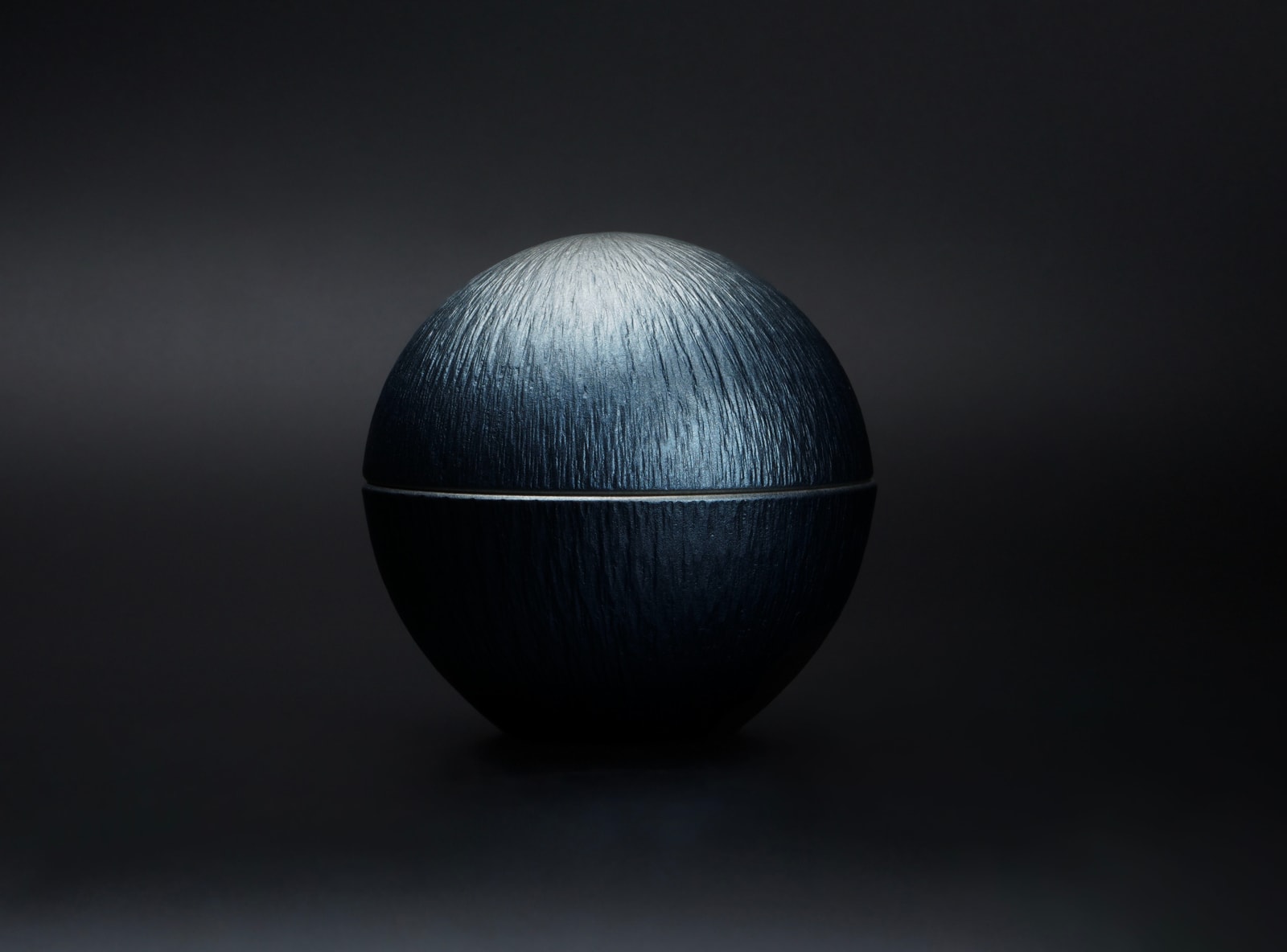 Terauchi Shinji 寺内信二, Moon-shaped box with tobikanna texture and silver leaf gradation 飛鉋銀箔グラデーション球型蓋物, 2025