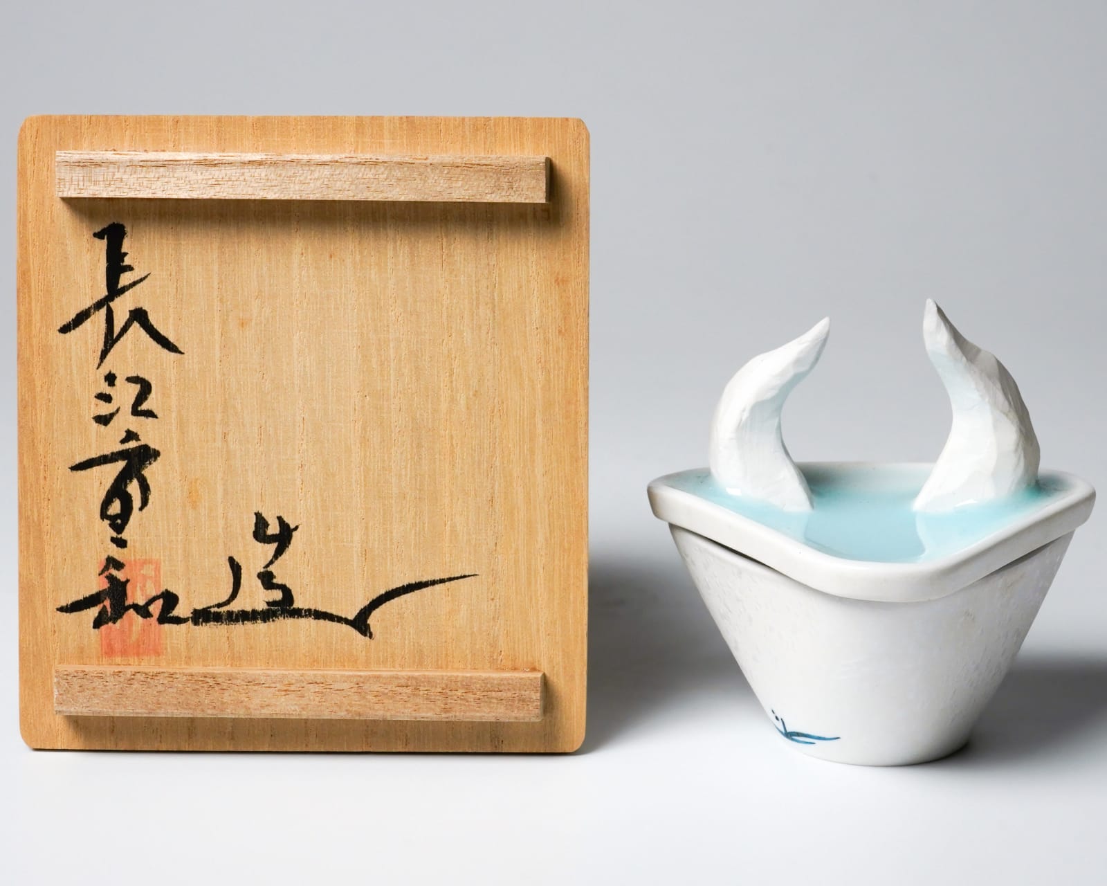 Nagae Shigekazu 長江重和, Shape of earth: Ox zodiac incense box
