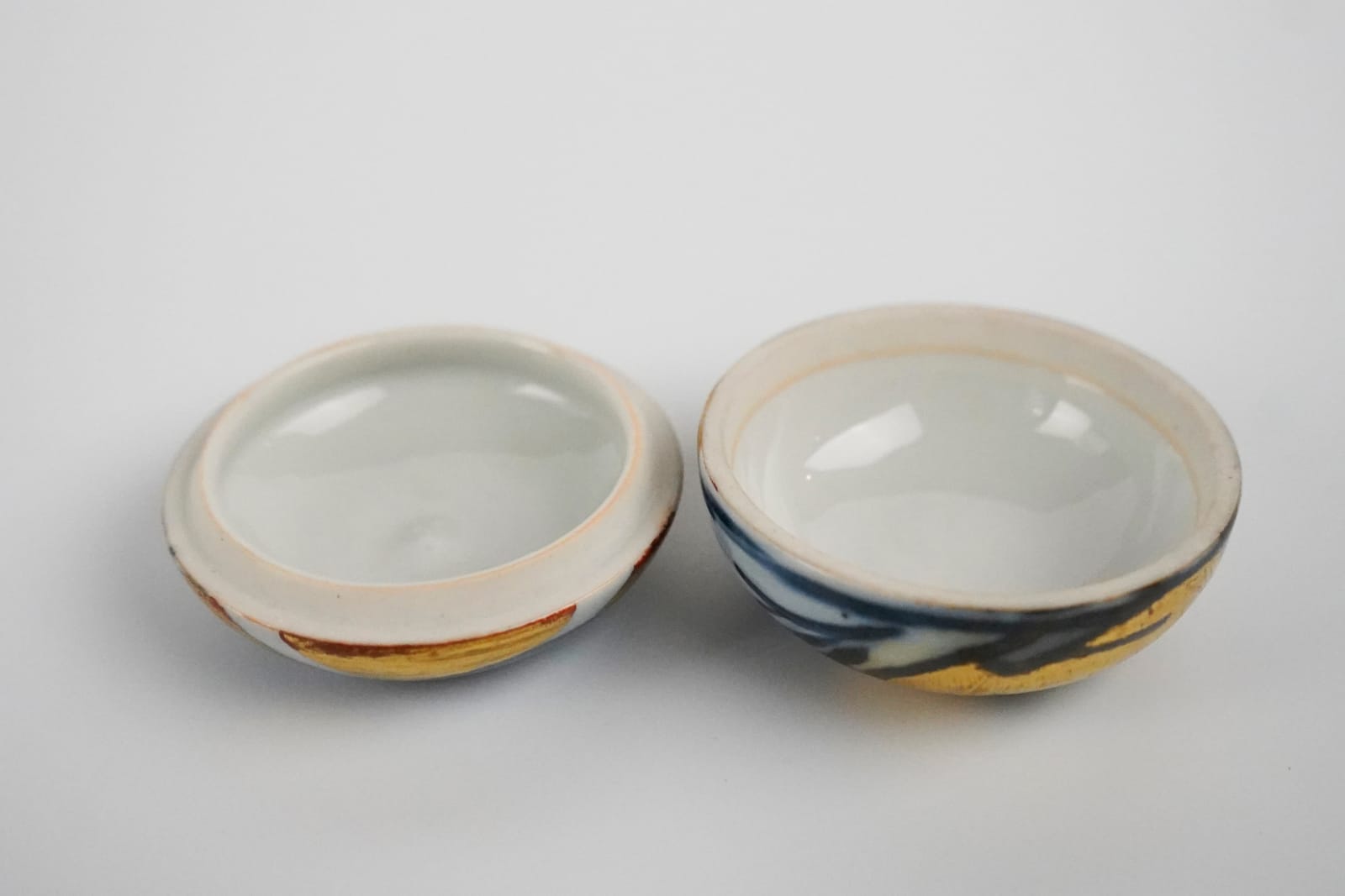 Kondo Yuzo 近藤悠三, Blue and White Box with Gold Overglaze showing a Mountain Range Scene 山染付金彩香合, 1980's