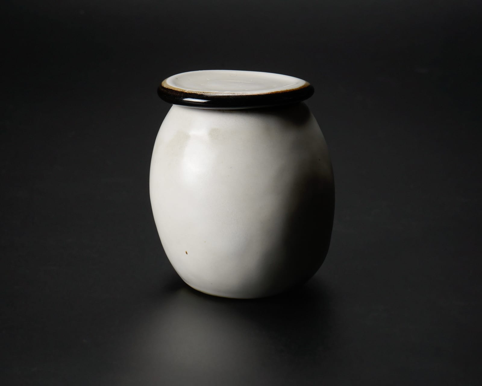 Yanagihara Mutsuo 柳原睦夫, "Eggplant" (tea caddy with white glaze) 白釉蓋器, 2010-2013