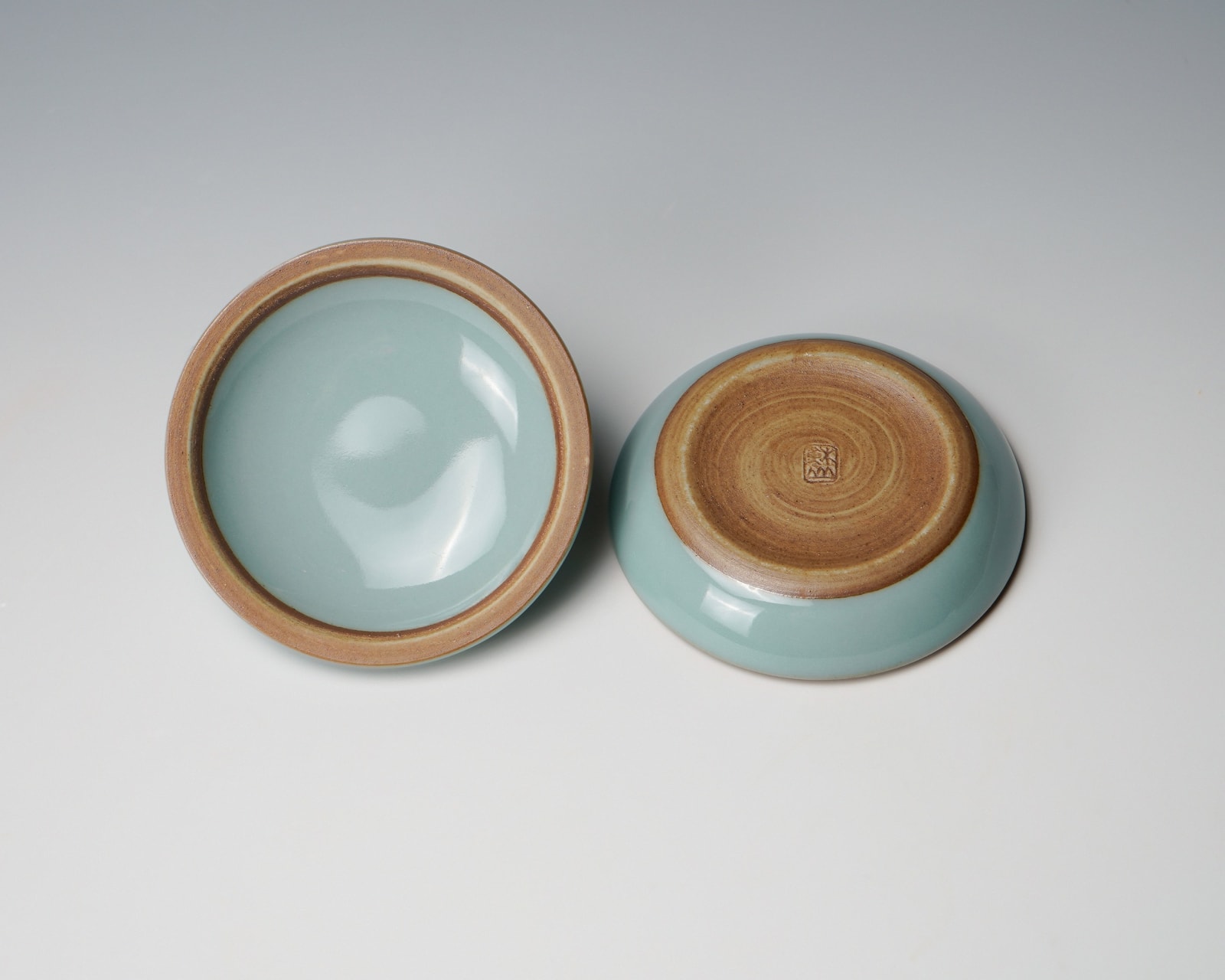 SUWA Sozan Ⅲ 三代 諏訪 蘇山, Incense Container with Mouse青瓷干支子 香盒