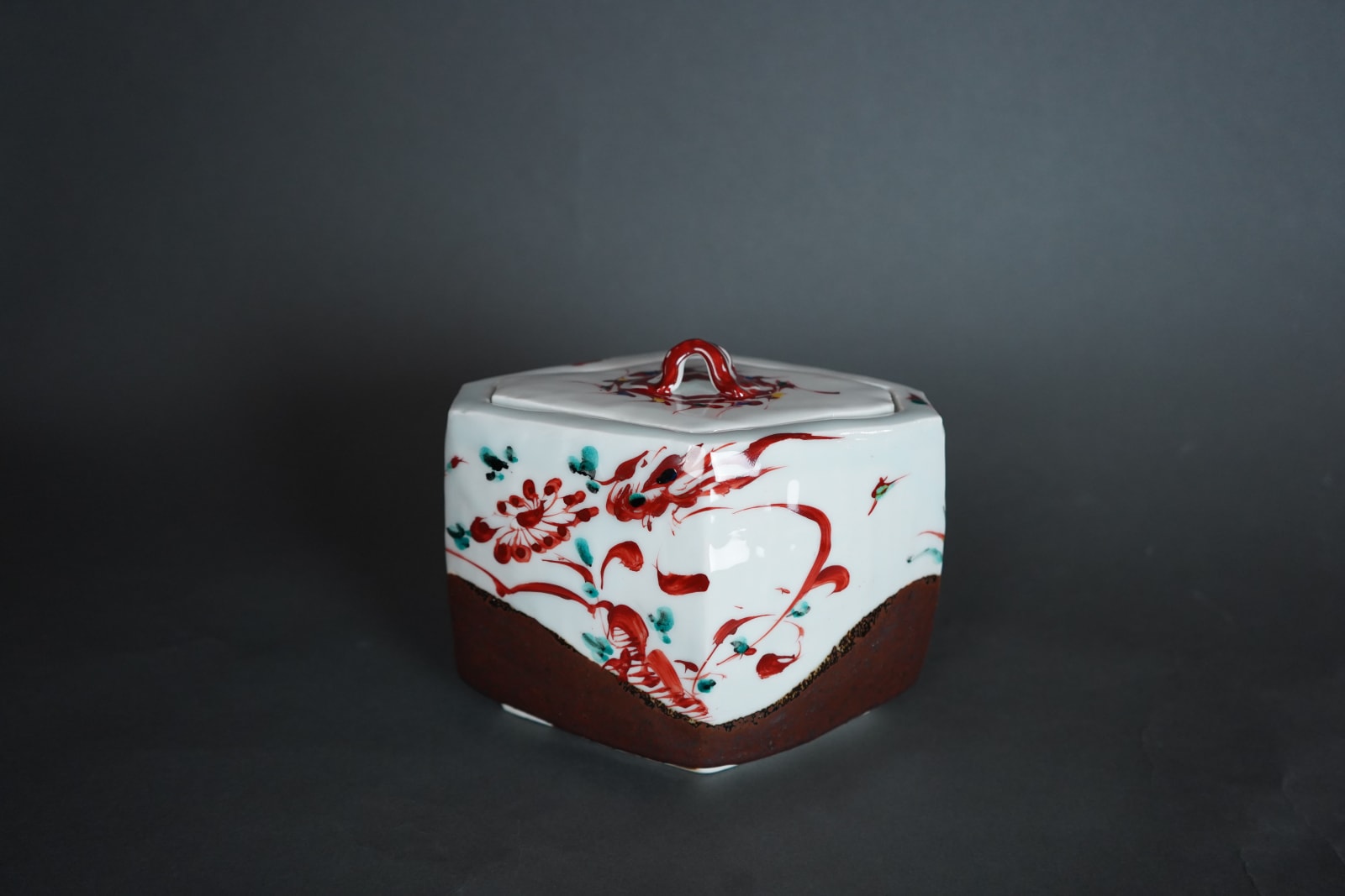 Tsuboshima Dohei 坪島 圡平, Diamond Shaped Water Jar With Red Enamel 赤絵菱水指 , 2000's
