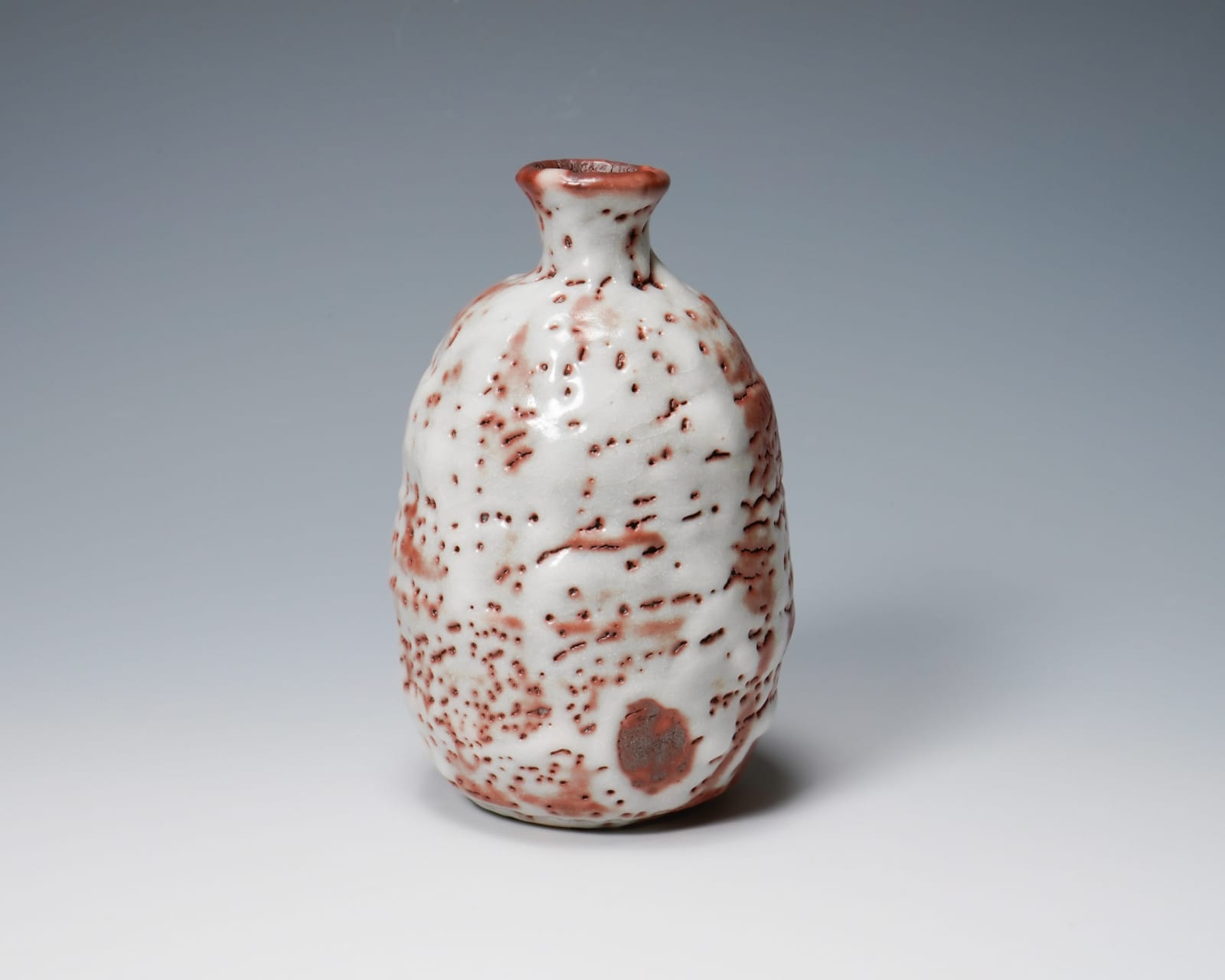Tamaoki Yasuo 玉置保夫, Red shino sake bottle 赤志野徳利