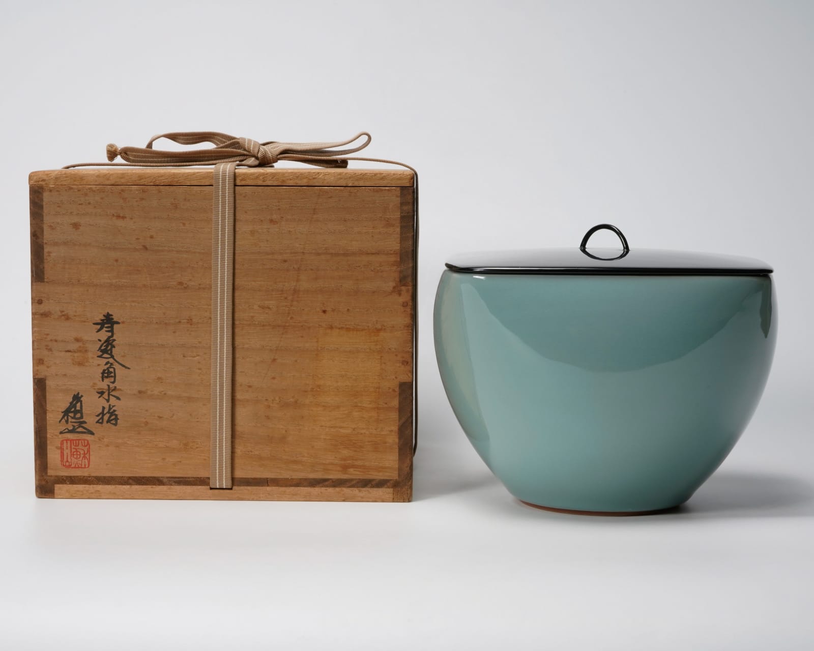 SUWA Sozan Ⅲ 三代 諏訪 蘇山, Squared celadon water jar 青磁角水指