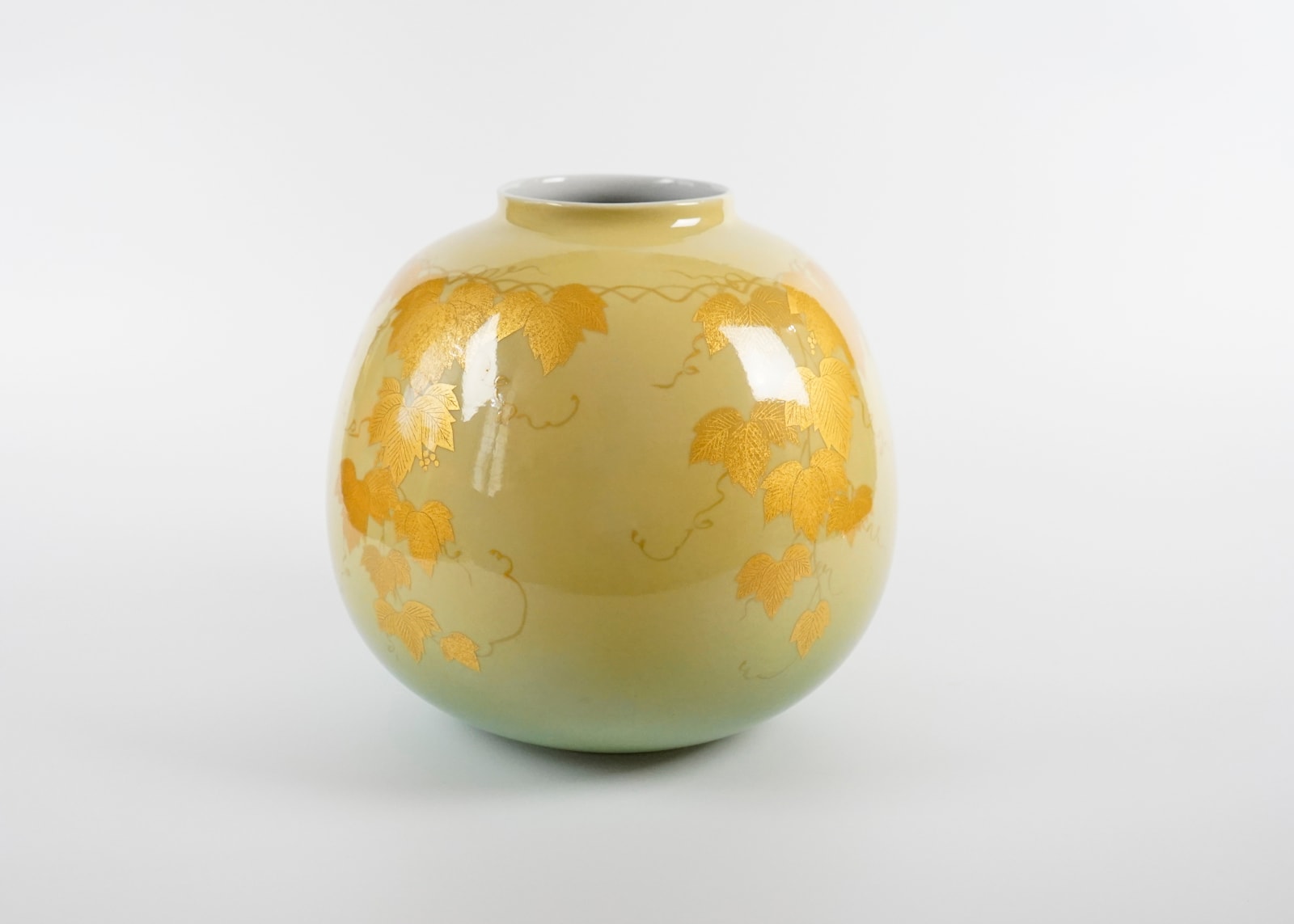 Yoshita Minori 吉田美統, Vessel with Yurikinasai Decoration (Gold Leaf) 釉裏金彩蔦文