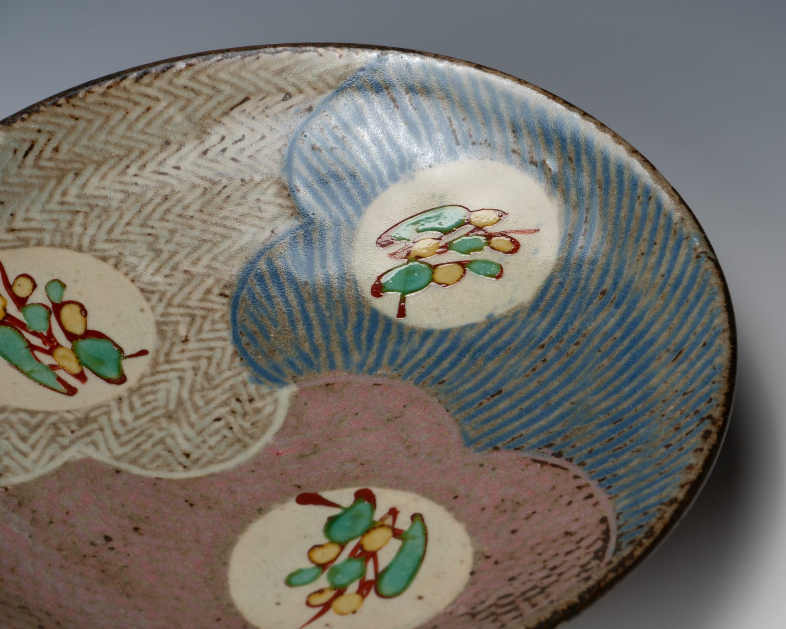 Shimaoka Tatsuzo 島岡達三, Plate with inlaid and overglaze enamel (Aka-e) floral design