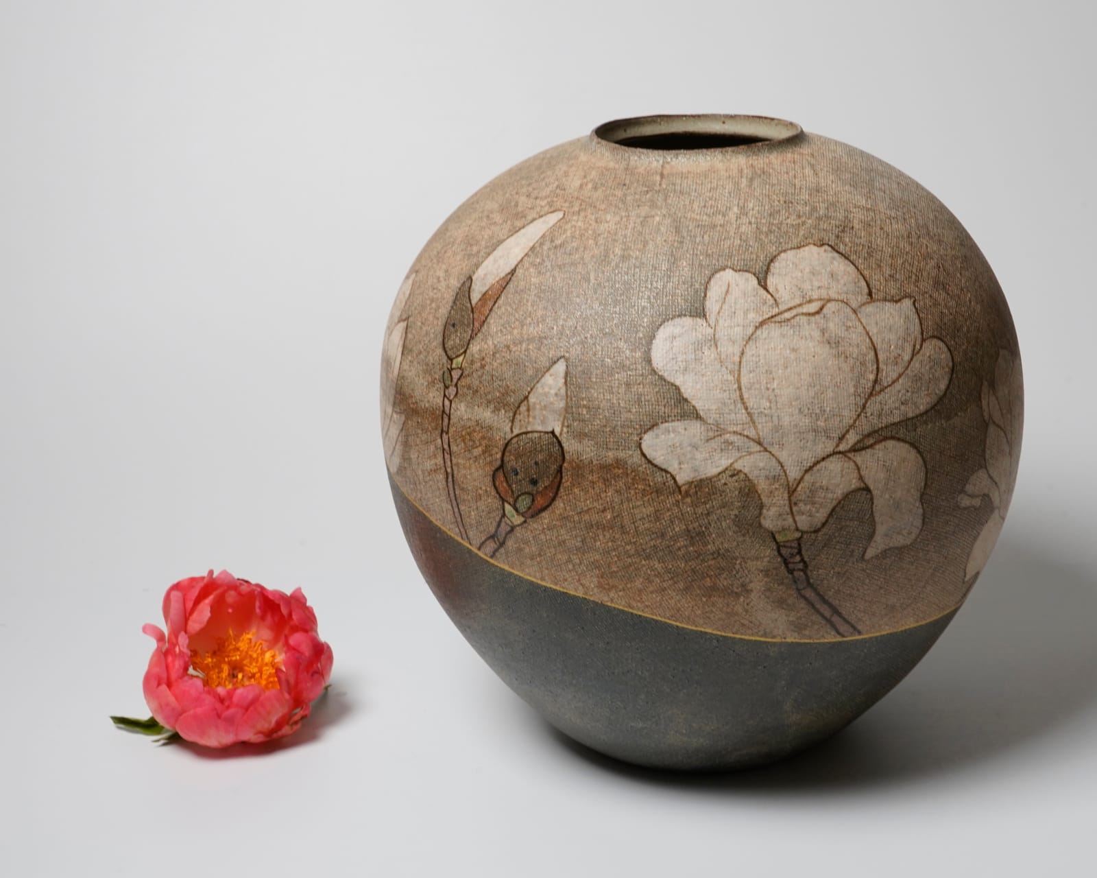 ITO Motohiko 伊藤東彦, Magnolia Flower Vessel with Nunome Technique 布目白木蓮文花瓶