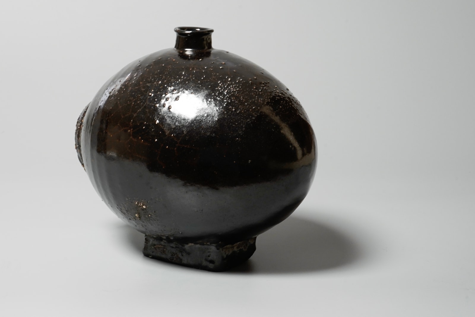 Takesue Hiomi 武末日臣, Black jar with Korean-style rice bale form 扁壺黒