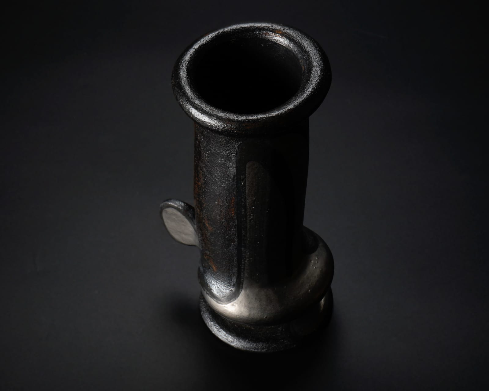 Yanagihara Mutsuo 柳原睦夫, Silver Oribe flower vase with lugs 銀オリベ耳付筒花入, 2020