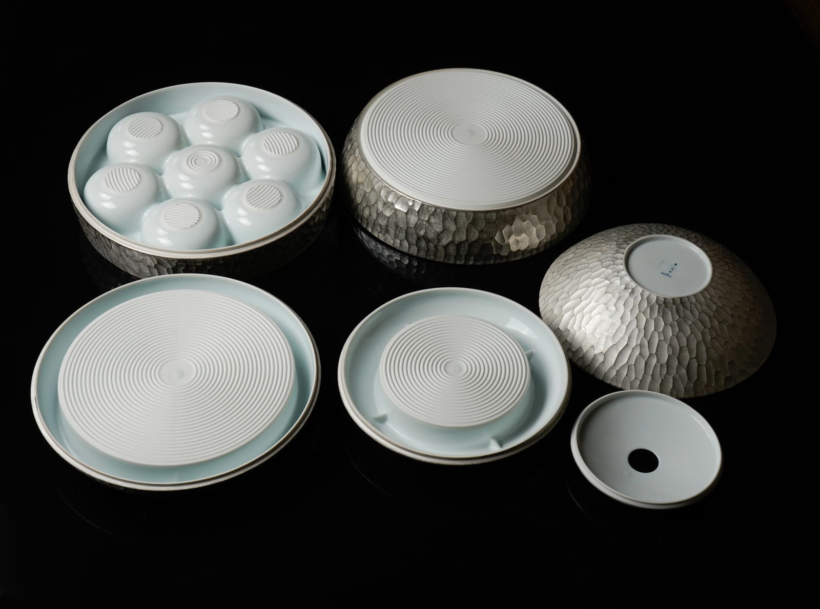 Terauchi Shinji 寺内信二, Five-tiered moon shaped bowl with silver and hammered texture finish 本銀彩槌目珠型五段重, 2024