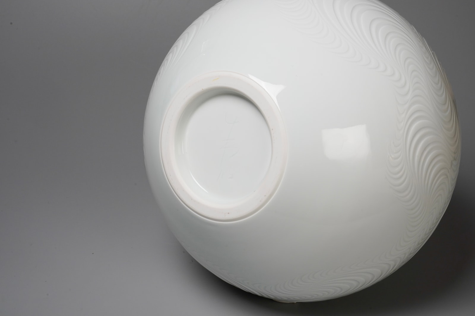 Shumei Fujii 藤井朱明, White Porcelain Jar with Carved