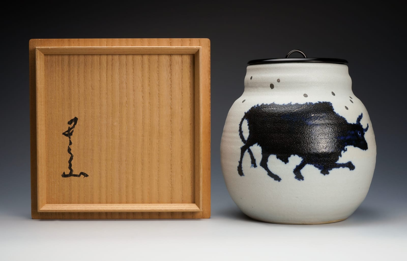 Kawamoto Goro 河本五郎, Sometsuke water jar with Ox motifs, 1980’s