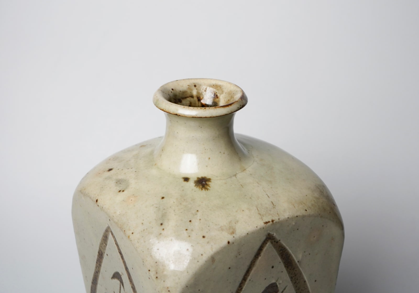 Shimaoka Tatsuzo 島岡達三, Jar with white slip and grass carvings