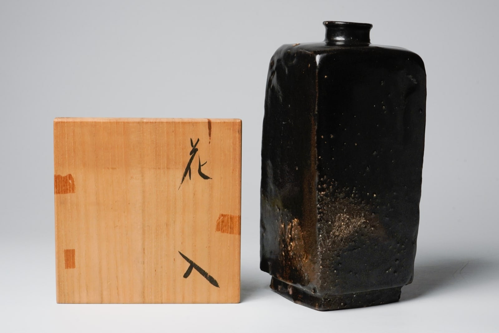 KOBAYASHI Togo 小林東五, Square bottle with black iron glaze 黒四方花入