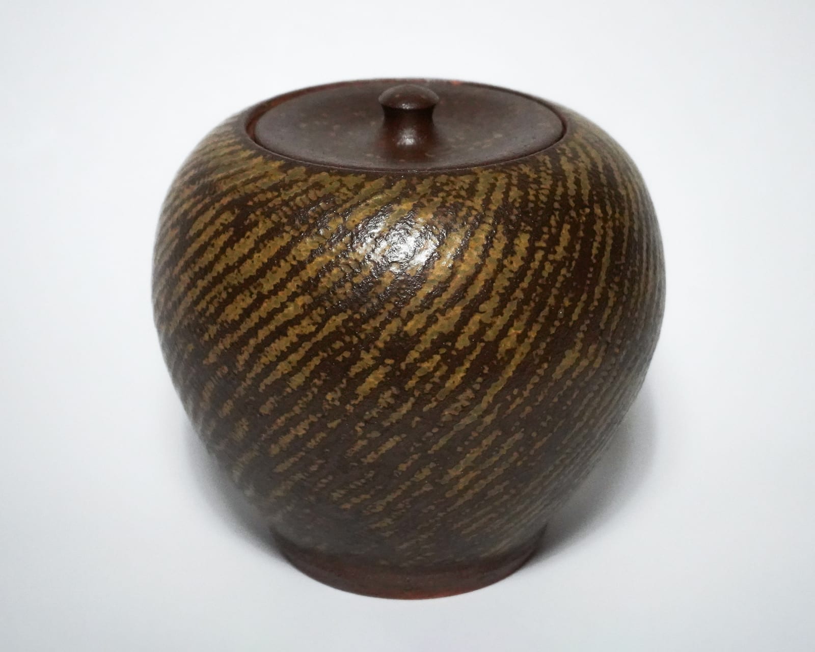 Shimaoka Tatsuzo 島岡達三, Amber glazed water jar on rope impressed inlay