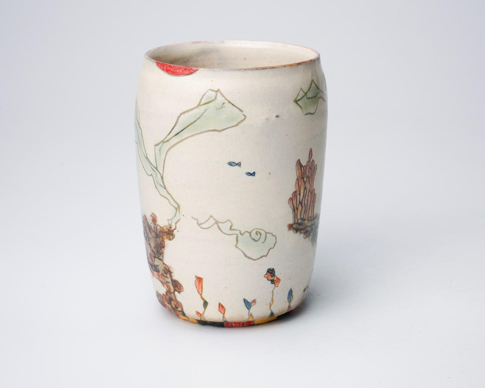 KOMAGO Tetsutarou 小孫哲太郎, No.31 Polychrome Yunomi with Carved Crab Designs 線彫蟹紋湯呑, 2023
