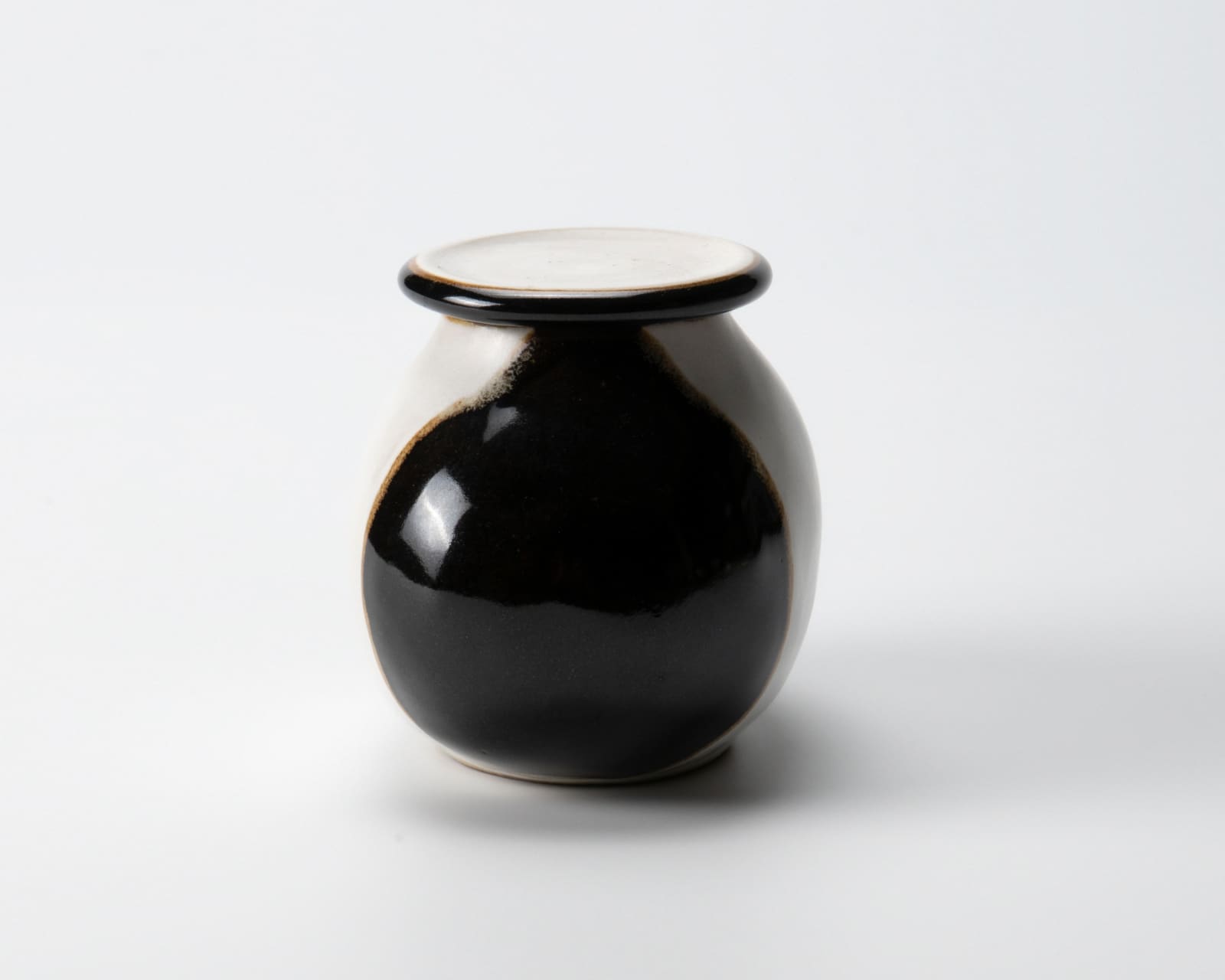 Yanagihara Mutsuo 柳原睦夫, "Eggplant" tea caddy with white glaze, 2010-2013