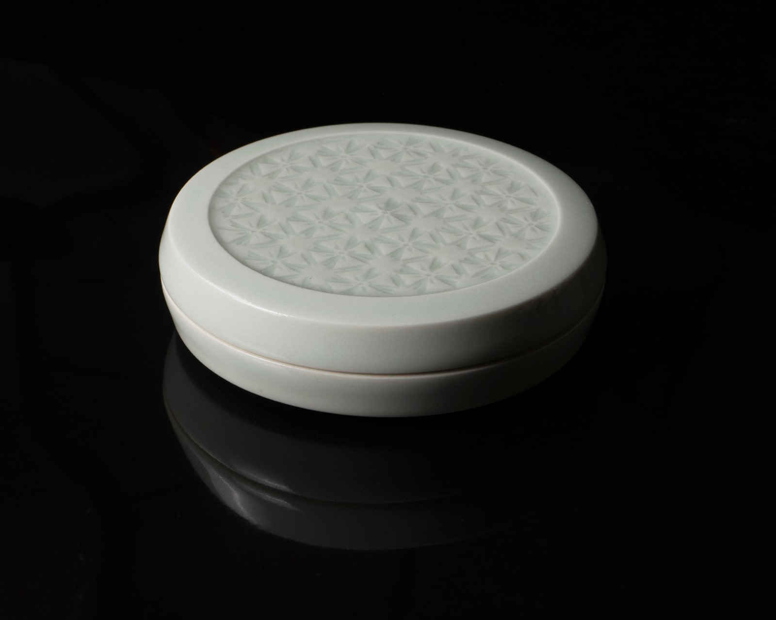 KUSUBE Yaichi 楠部彌弌, Stamp-Pad Holder 白磁肉池