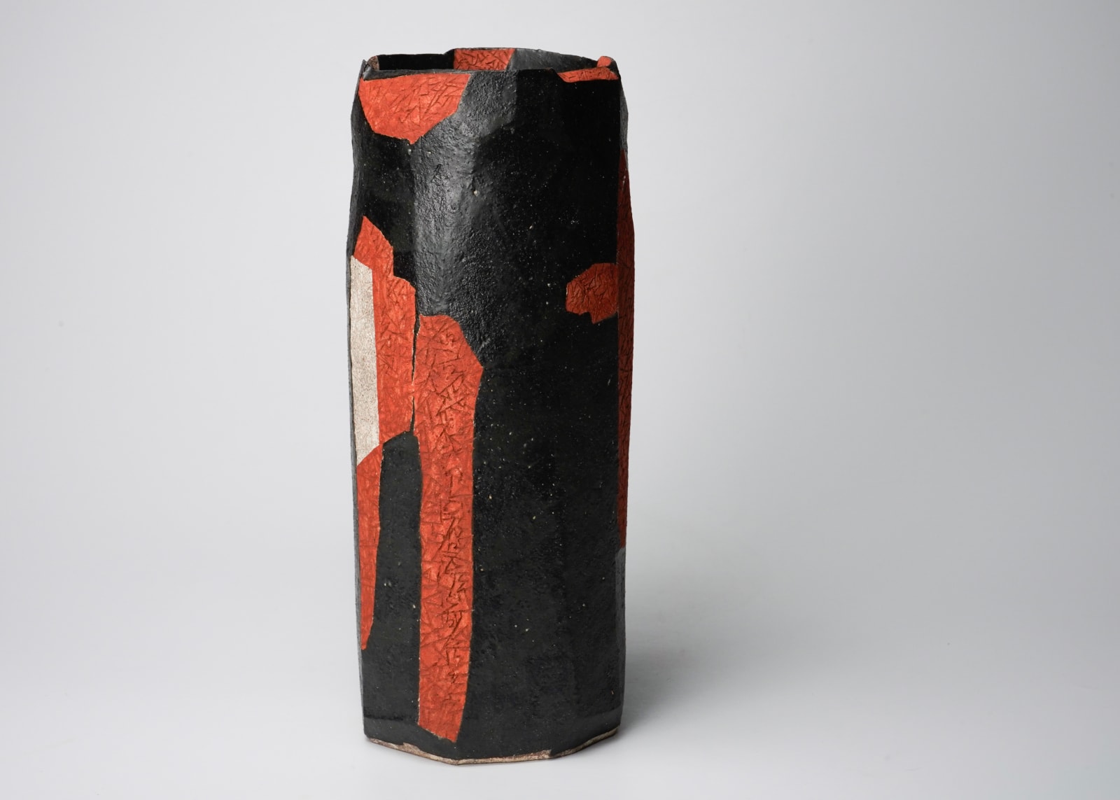 Wada Morihiro 和太守卑良, Black-Glazed Faceted Columnar Vase with Red and White Textured Abstract Patterns, Seki-Sai-Ki 赤彩器, ca. 1998