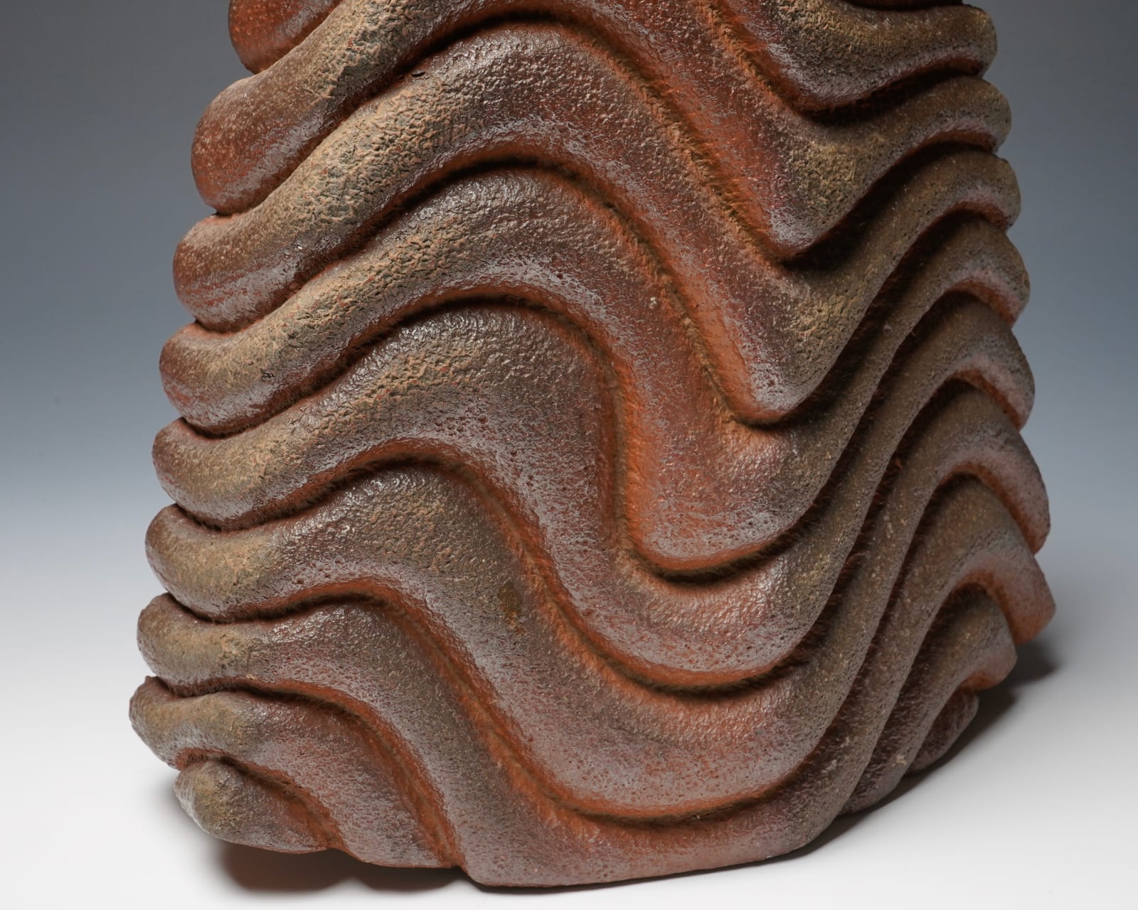 Konishi Tozo 小西陶蔵, Bizen flower vase with undulating designs 備前波状文花入