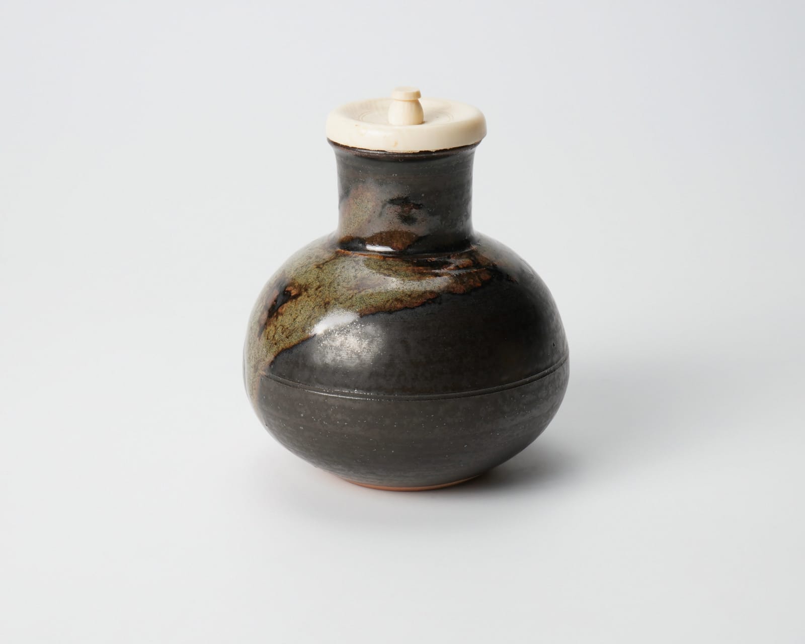 Rikyu round tea caddy by Shoryuji kiln