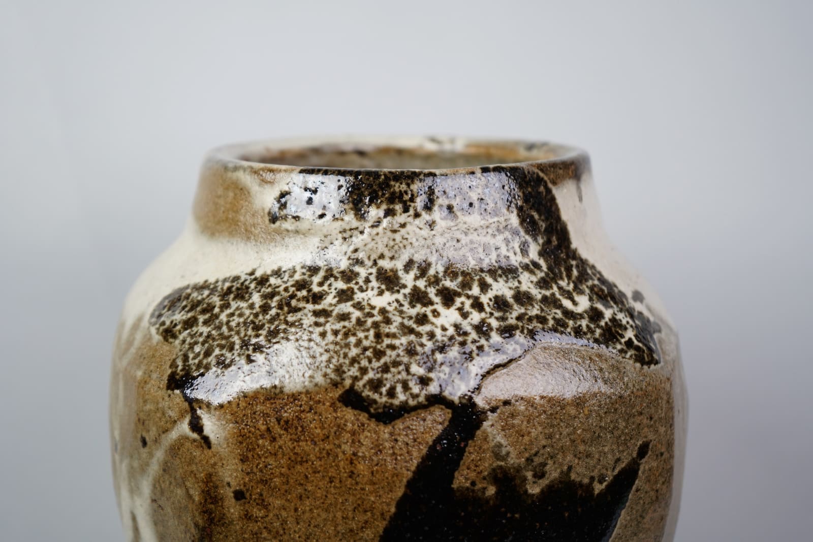 Murata Gen 村田 元, Faceted Jar with Black Slip over a Rice