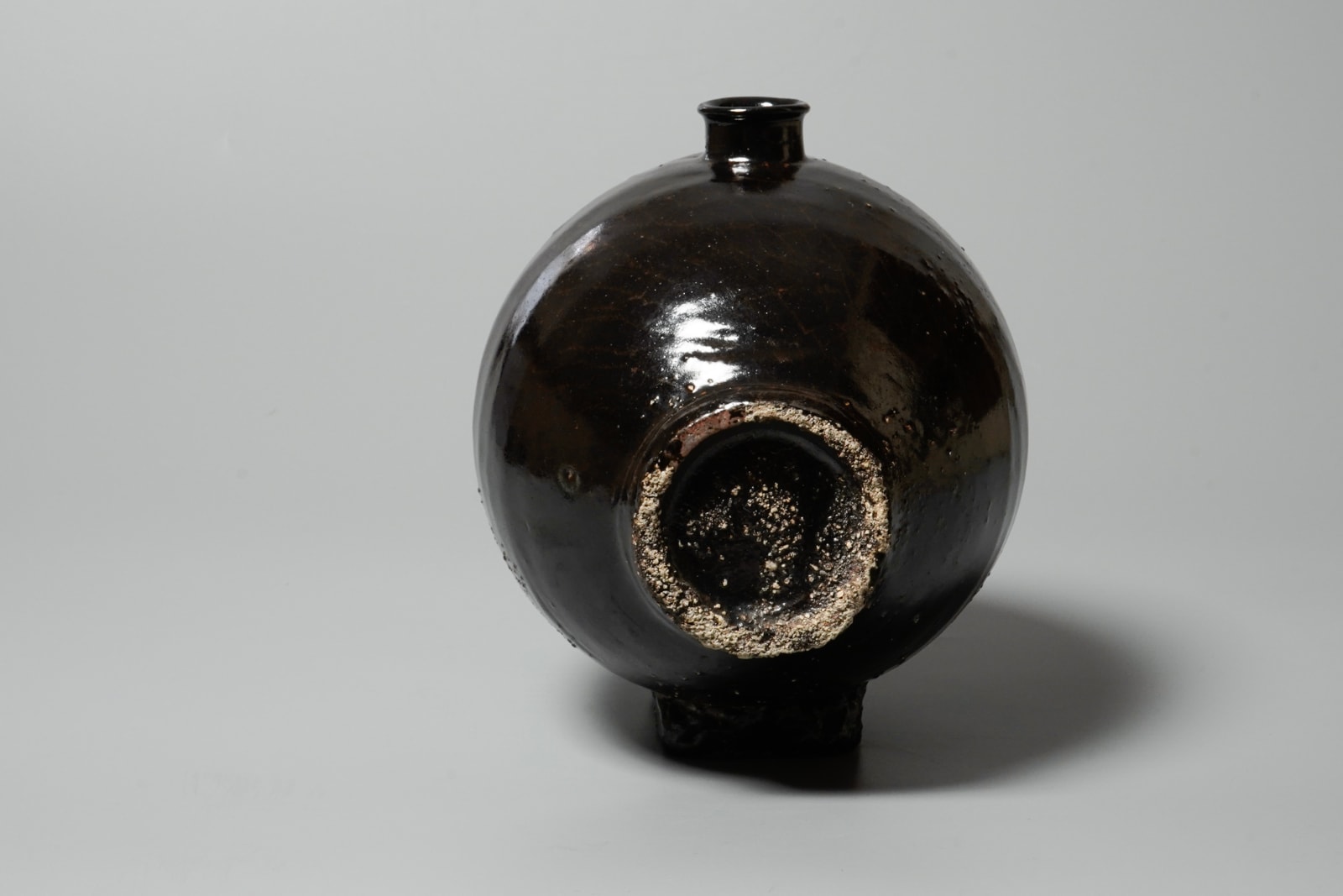 Takesue Hiomi 武末日臣, Black jar with Korean-style rice bale form 扁壺黒