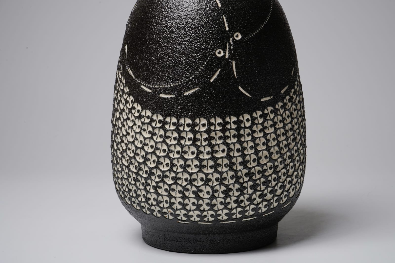 Kondo Yutaka 近藤豊, Flower Vase with Slip Stencil