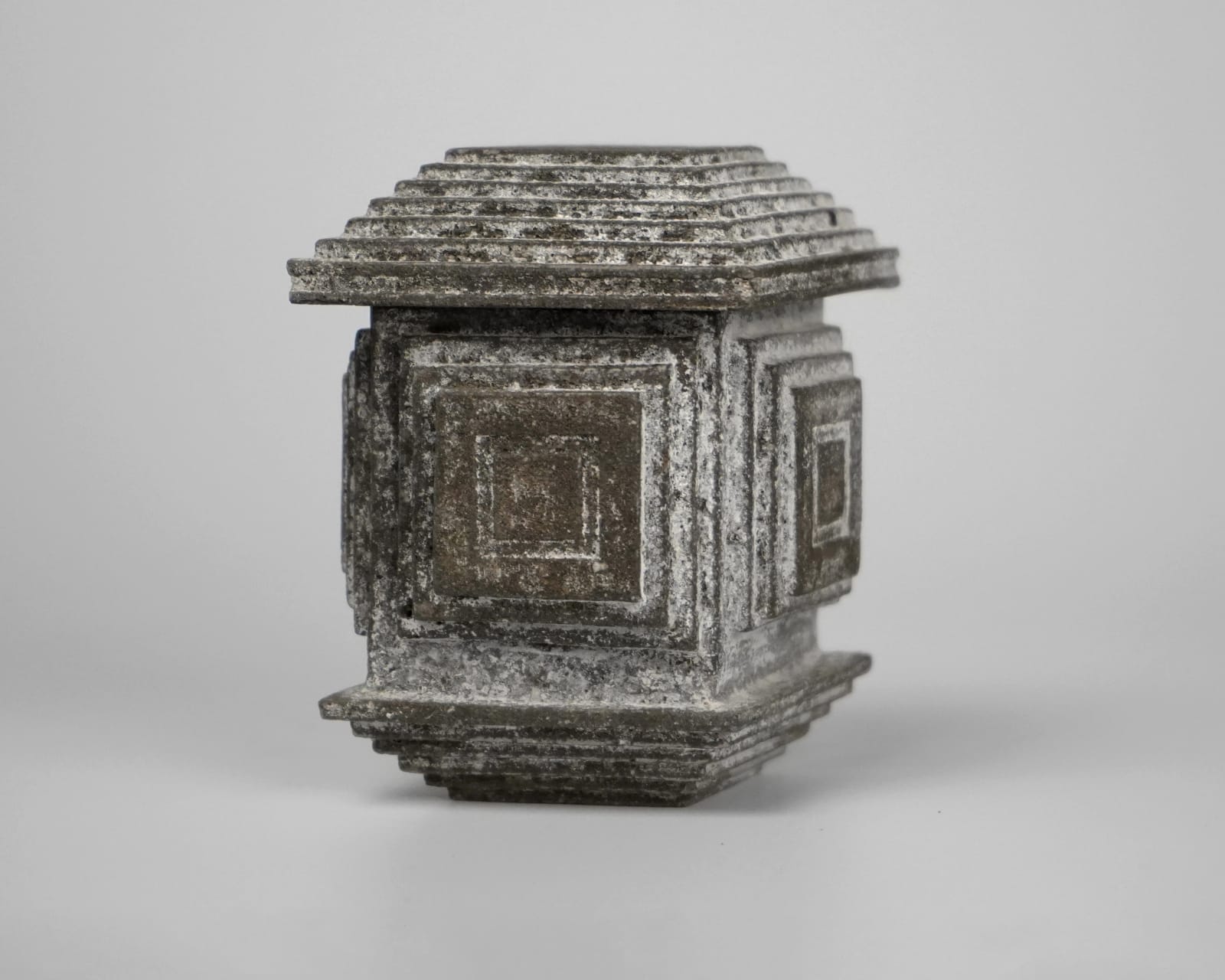 Koinuma Michio 肥沼美智雄, Box with carved patterns