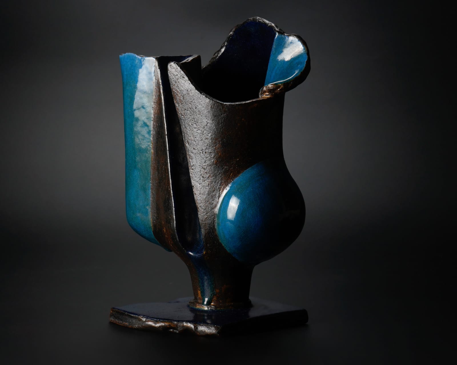 Yanagihara Mutsuo 柳原睦夫, Topological Vessel: The Sound of a Pulse (standing vase with azure glaze) 碧釉トポロ立壺"鼓動を聴く'", 2020