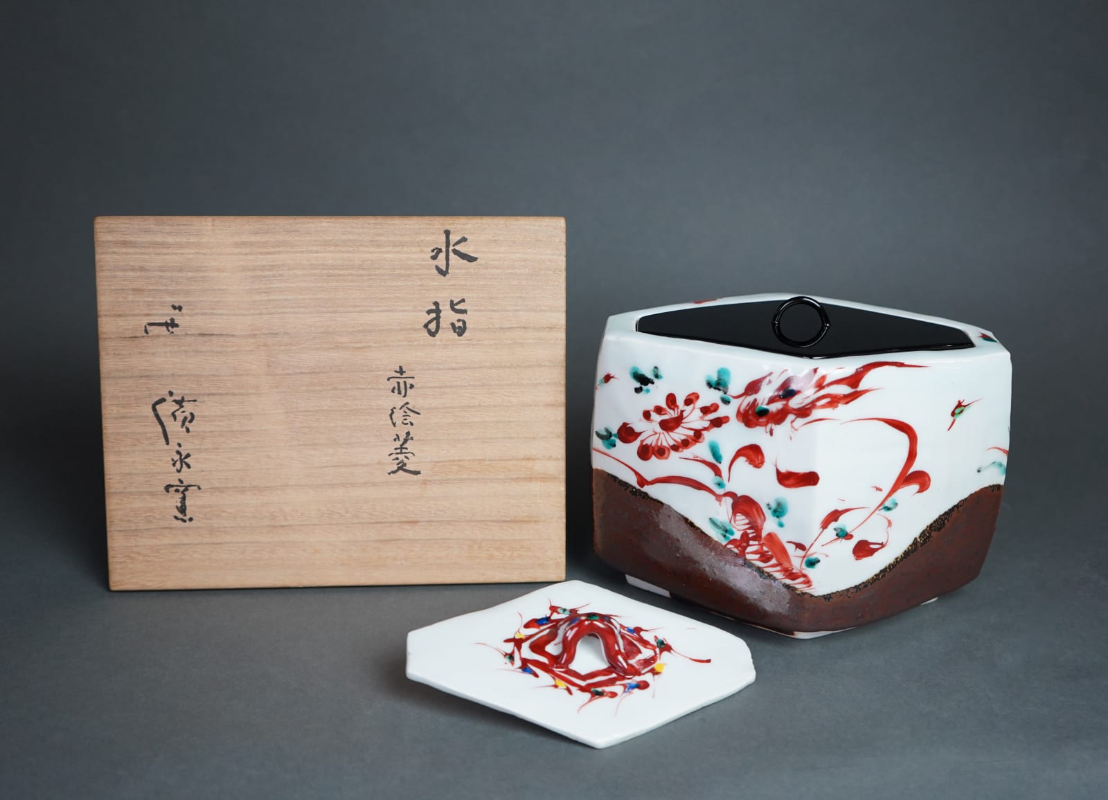 Tsuboshima Dohei 坪島 圡平, Diamond Shaped Water Jar With Red Enamel 赤絵菱水指 , 2000's