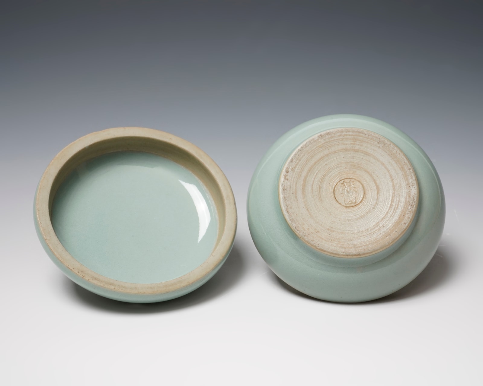 SUWA Sozan II 諏訪蘇山二代, Incense Container with Rat 青磁袋鼠香合