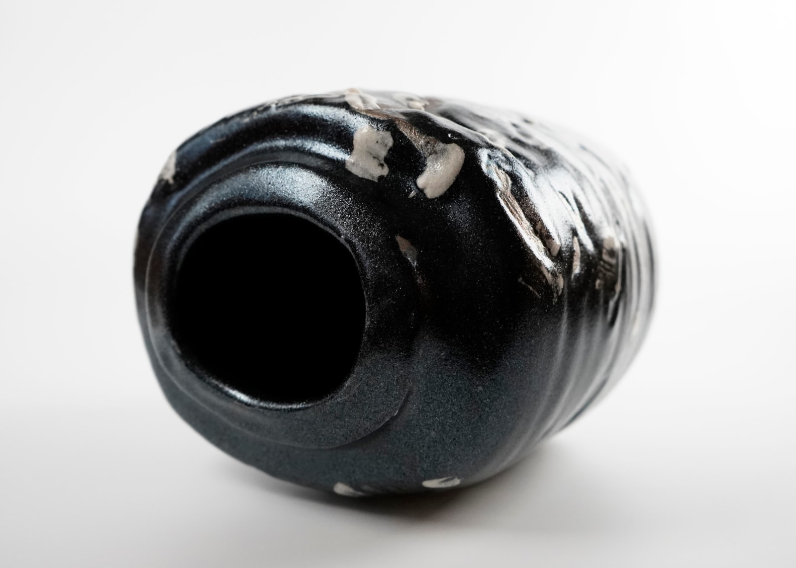 Shimizu Uichi 清水 卯一, Jar with Finger-Scraped Calligraphic "Four Seasons" Pattern and Gloss Iron glaze