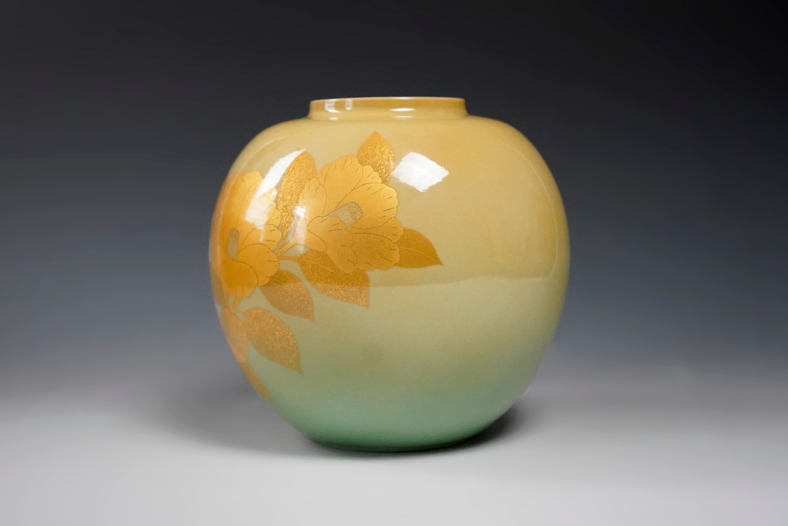 Yoshita Minori 吉田美統, Vessel with Yurikinasai Decoration (Gold Leaf) 釉裏金彩椿文