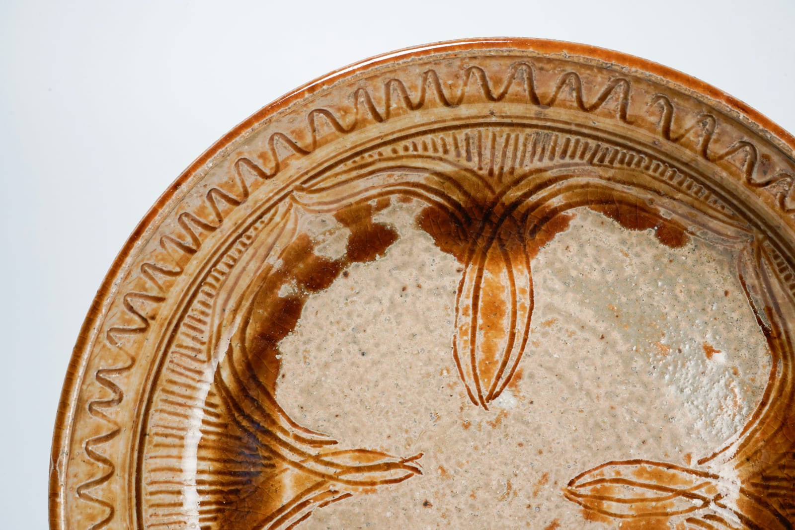 Yasuhara Kimei 安原喜明, Plate with drawing 皿 ヘラ描文