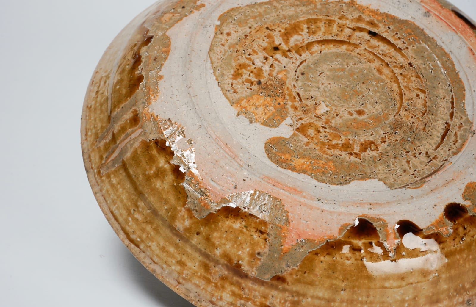 Yasuhara Kimei 安原喜明, Plate with drawing 皿 ヘラ描文