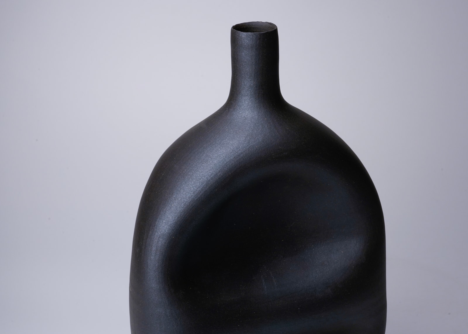 Yagi Kazuo 八木一夫, Black flower vase 黒陶黒い壺花器