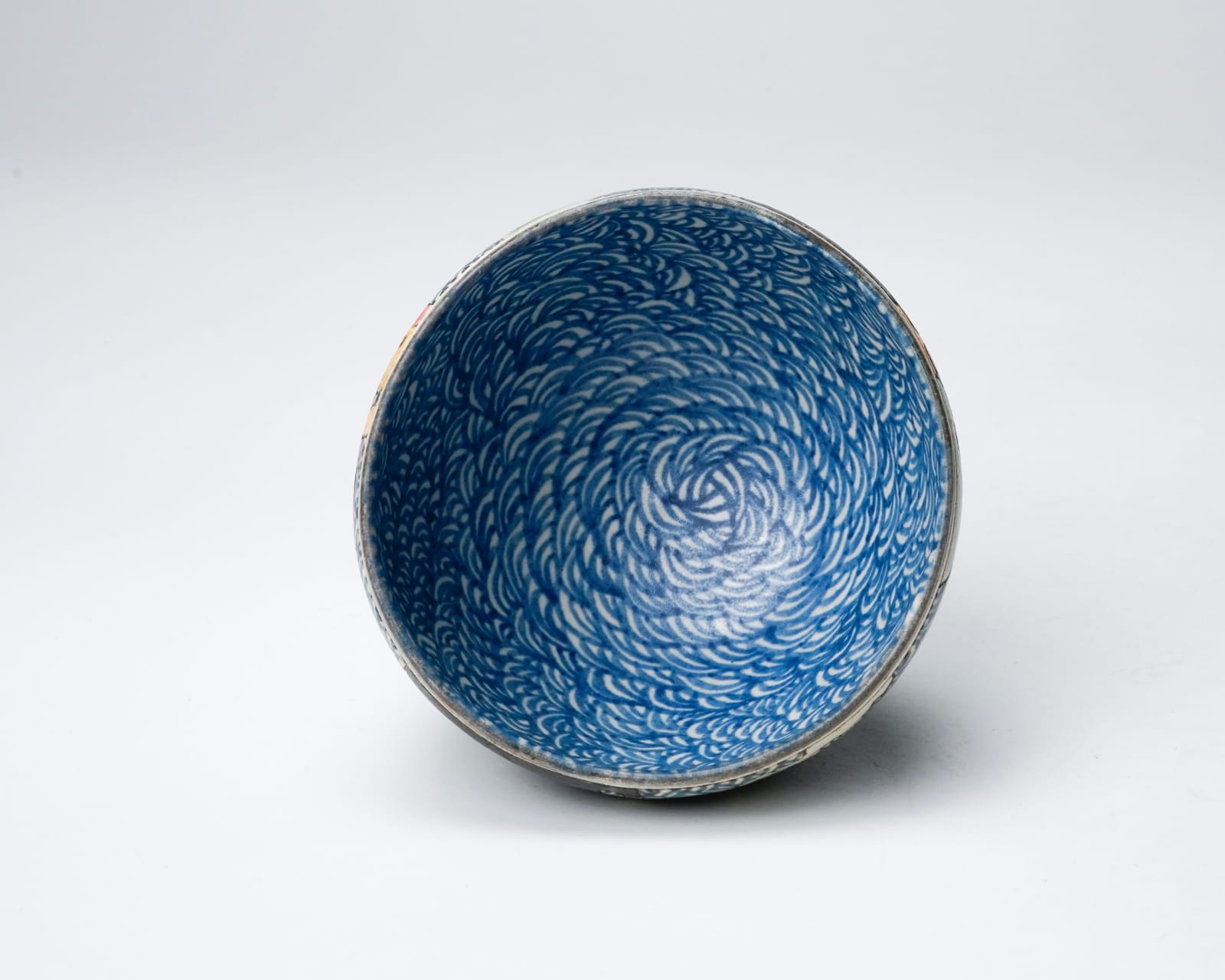 KOMAGO Tetsutarou 小孫哲太郎, No.8 Polychrome Guinomi with Carved Turtle Designs 線彫色絵亀紋ぐい呑, 2023