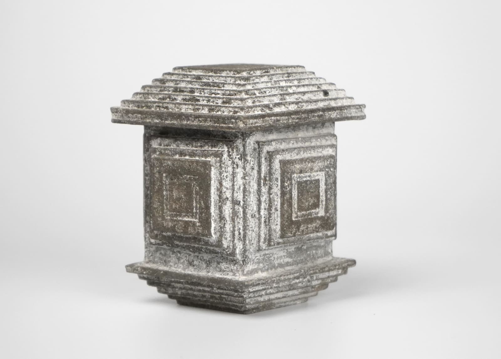 Koinuma Michio 肥沼美智雄, Box with carved patterns