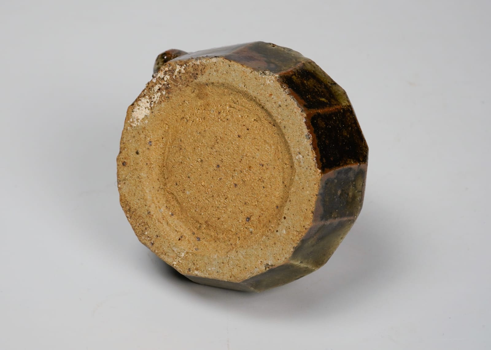 Faceted amber glazed water dropper 飴釉面取水滴, Joseon dynasty