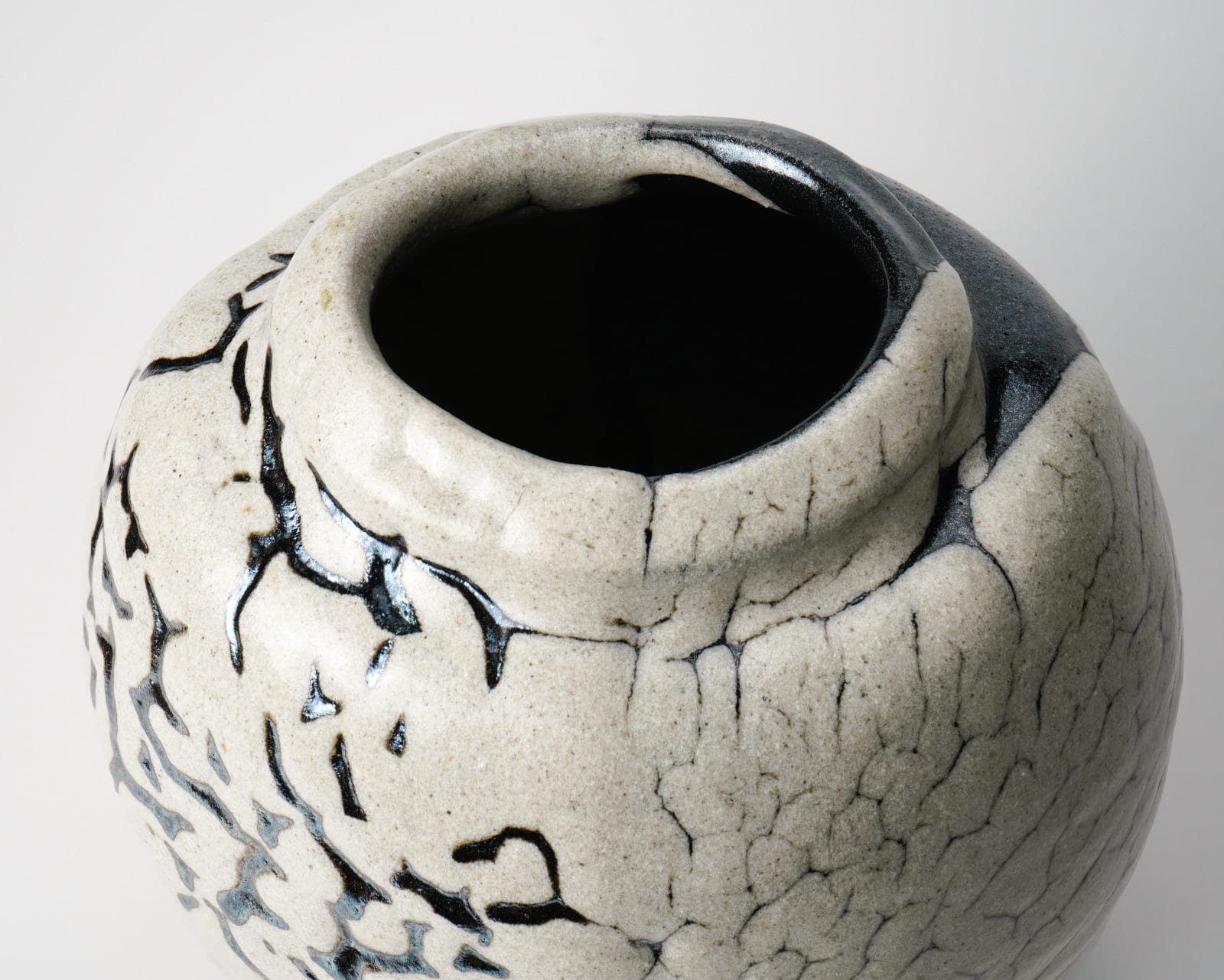 Shimizu Uichi 清水 卯一, Flat jar with white glaze