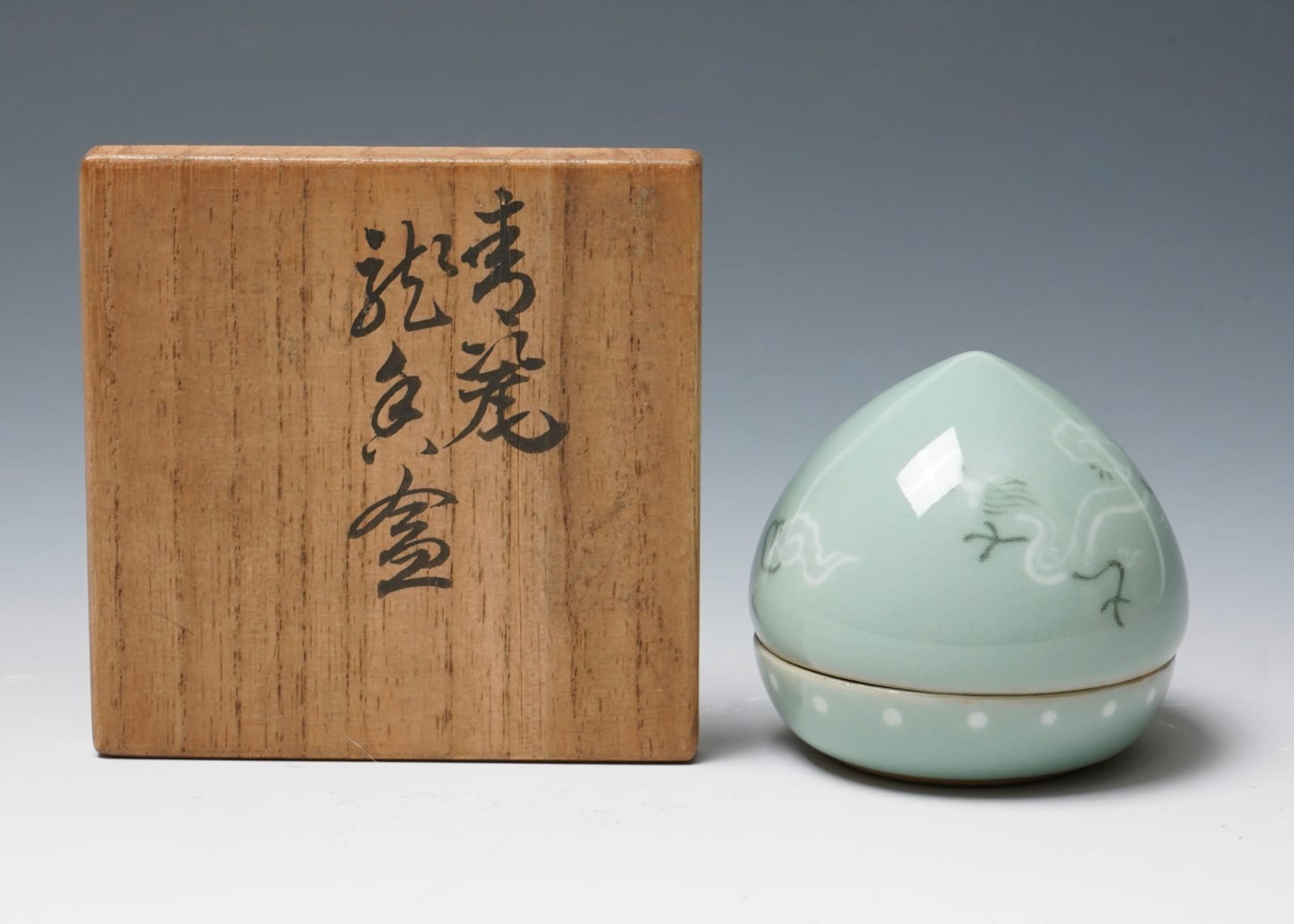 SUWA Sozan II 諏訪蘇山二代, Incense Container with Dragon Motif 青磁龍香合