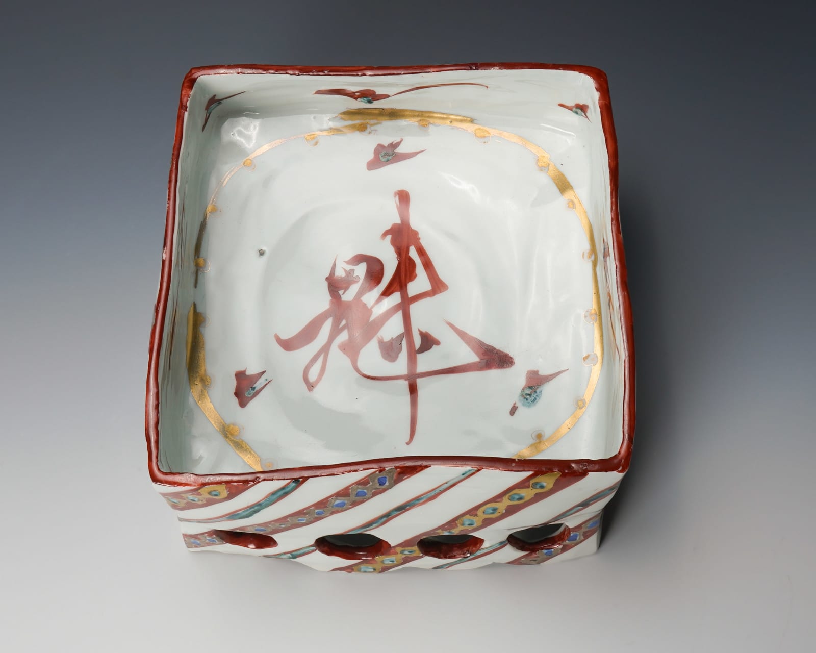 Tsuboshima Dohei 坪島 圡平, Square bowl with Aka-e (red overglaze enamel)