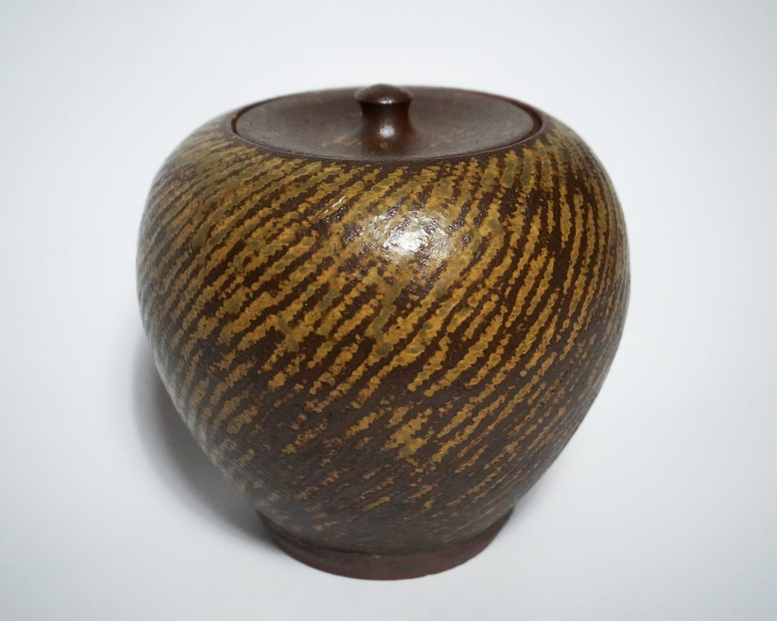 Shimaoka Tatsuzo 島岡達三, Amber glazed water jar on rope impressed inlay