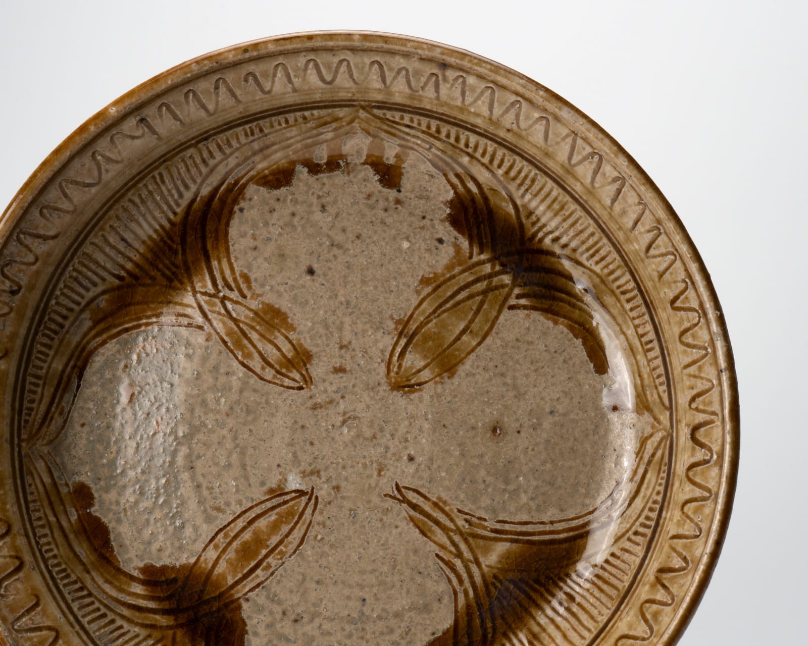 Yasuhara Kimei 安原喜明, Plate with Spatula Drawing ヘラ描文皿, Circa 1940s–early 1950s