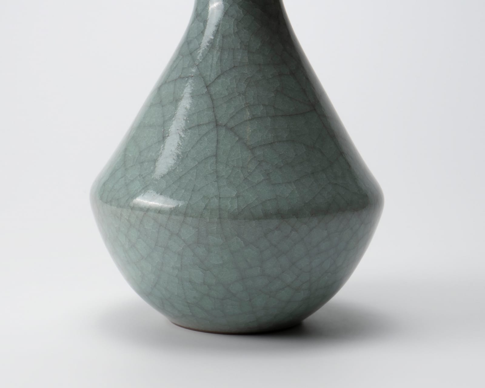 Yoshida Shuhei 吉田周平, Celadon spouted flower vase, 2023