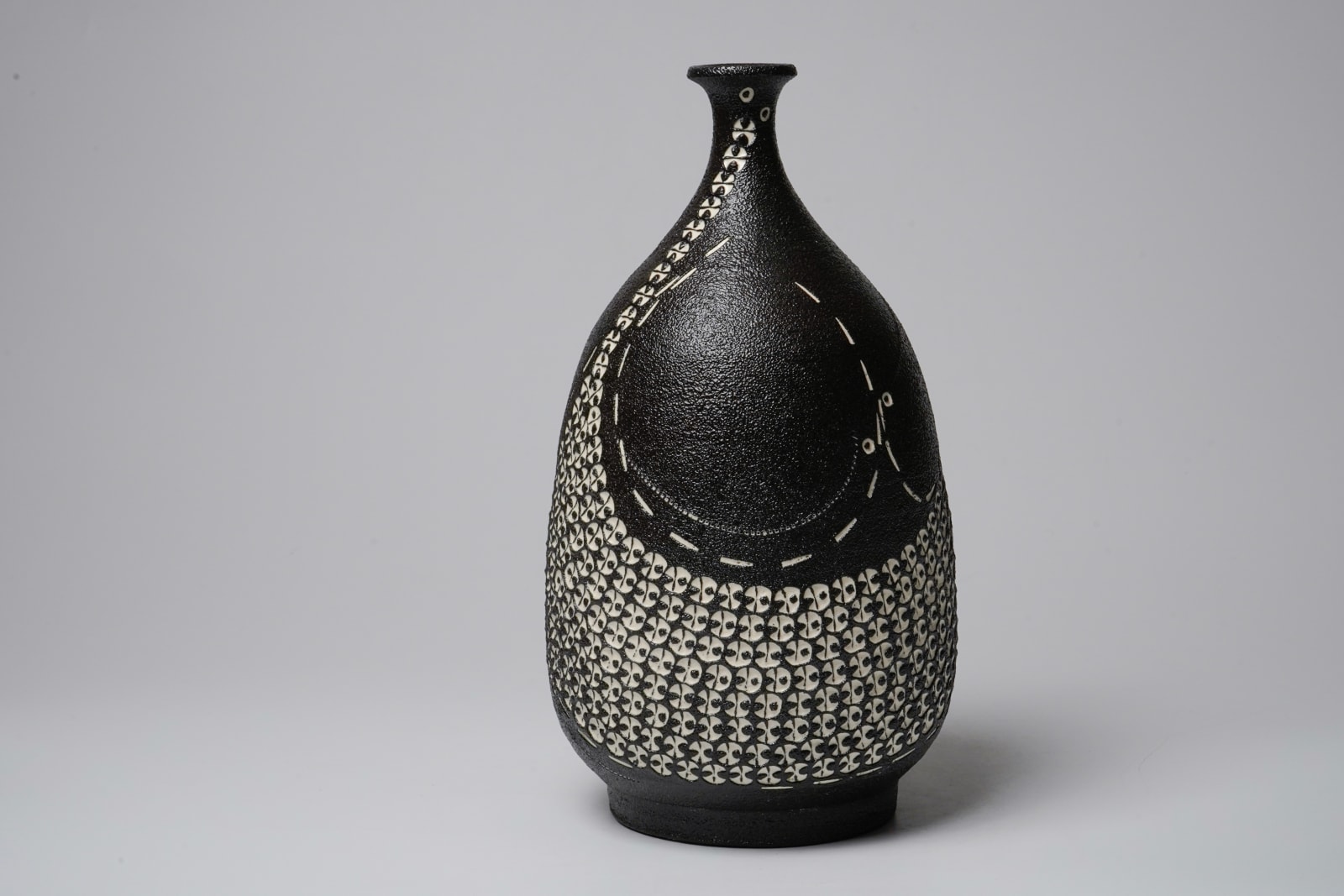 Kondo Yutaka 近藤豊, Flower Vase with Slip Stencil