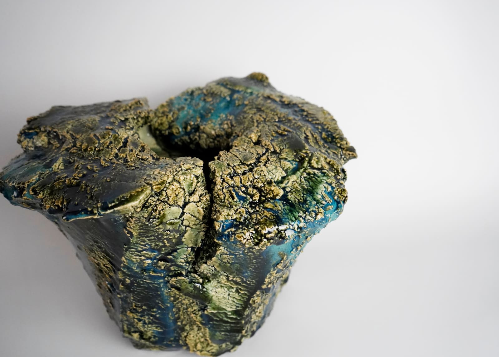 Yamaguchi Makoto 山口真人, Oribe Flower Vessel 織部花入, 2022