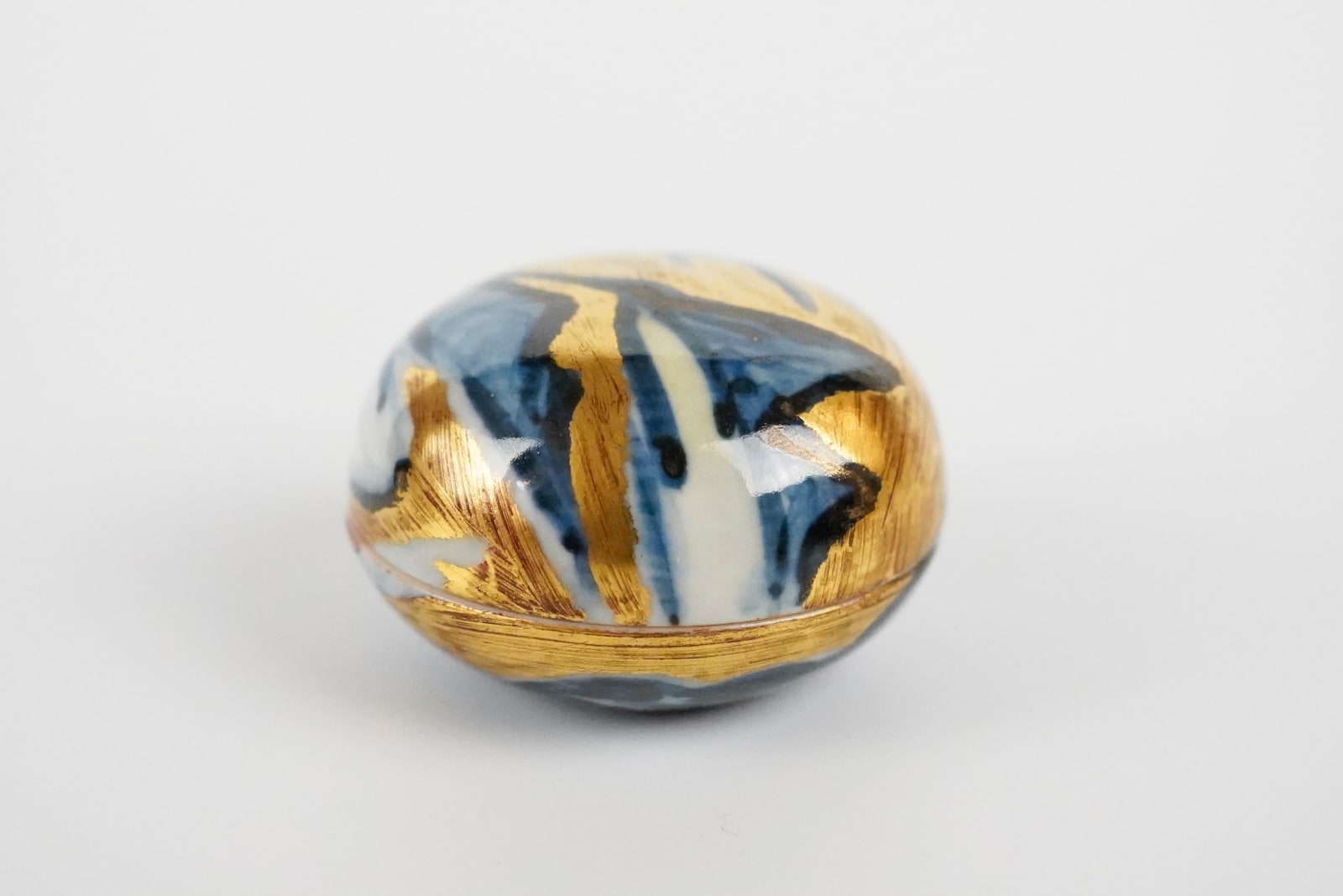 Kondo Yuzo 近藤悠三, Blue and White Box with Gold Overglaze showing a Mountain Range Scene 山染付金彩香合, 1980's