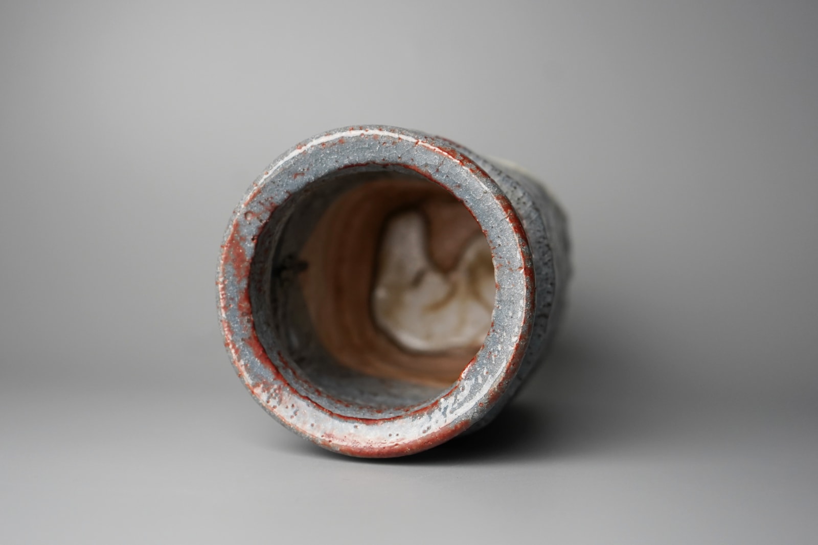 Wakao Toshisada 若尾利貞, Gray Shino "Hanging" Flower Vase 鼠志野花生